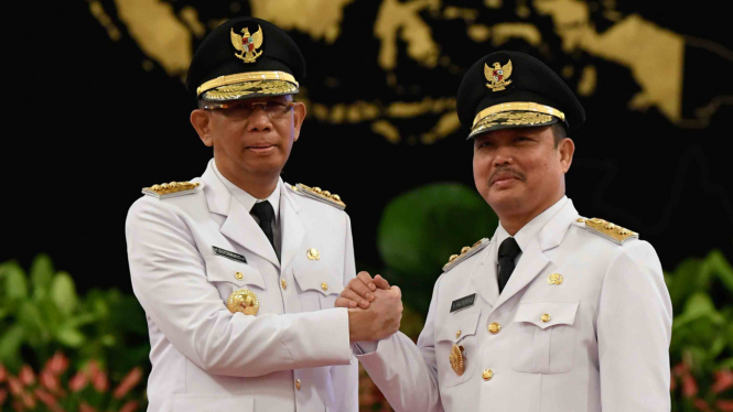 Gubernur Kalimatan Barat Sutarmidji (kiri) bersama Wakil Gubernur Ria Norsan (kanan) melakukan salam komando usai pelantikan di Istana Negara, Jakarta