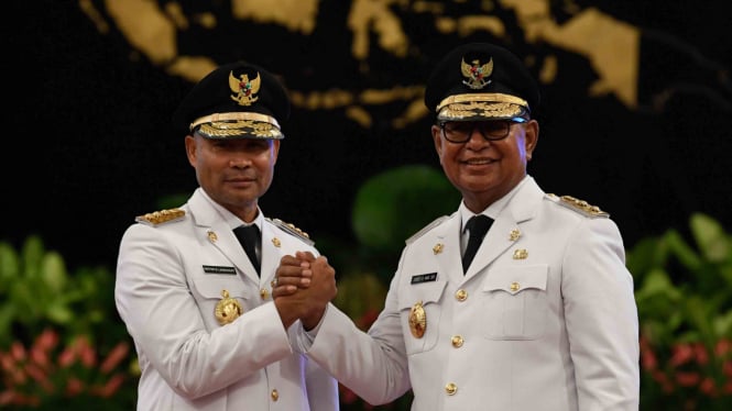 Gubernur Nusa Tenggara Timur Viktor Bungtilu Laiskodat (kiri) bersama Wakil Gubernur Josef Nae Soi (kanan) melakukan salam komando usai pelantikan di Istana Negara, Jakarta