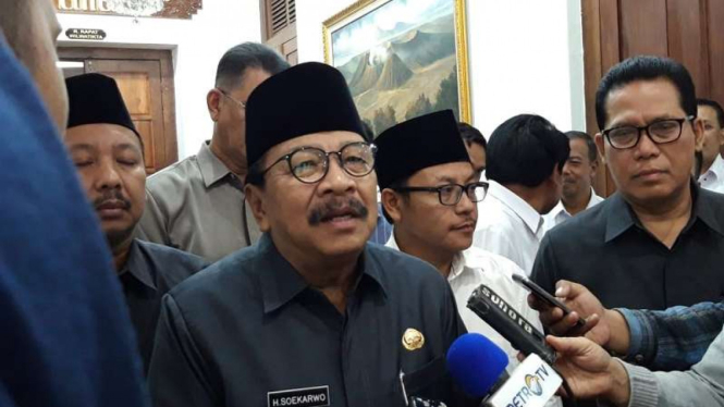 Gubernur Jatim seusai pertemuan soal DPRD Kota Malang di Gedung Negara Grahadi 