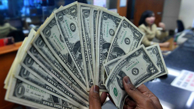 Pecahan uang dolar Amerika di salah satu gerai penukaran mata uang asing di Jakarta