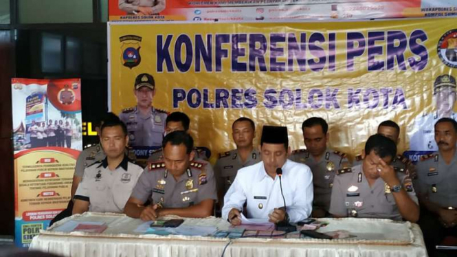 Kepala Polres Kota Solok Ajun Komisaris Besar Polisi Dony Setiawan dalam konferensi pers tentang hasil pengungkapan kasus tindak pidana pungli pada Kamis, 6 September 2018.