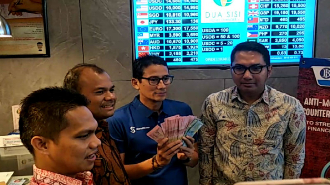Bakal cawapres Sandiaga Uno menukarkan uang Dolar di Money Changer.