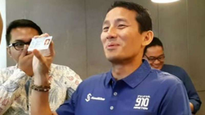 Bakal calon Wakil Presiden Sandiaga Salahuddin Uno tertawa geli lihat KTP-nya.