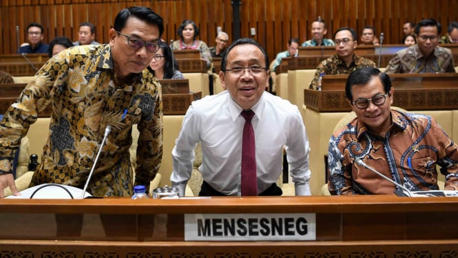 Menteri Sekretaris Negara Pratikno (tengah) bersama Sekretaris Kabinet Pramono Anung (kanan) dan Kepala Staf Kepresidenan Jenderal (Purn) Moeldoko (kiri) 