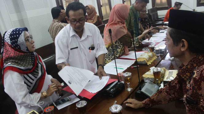Anggota Satgas Pergantian Antar Waktu (PAW) memeriksa berkas pendaftaran anggota DPRD di ruang sidang Gedung DPRD, Malang, Jawa Timur