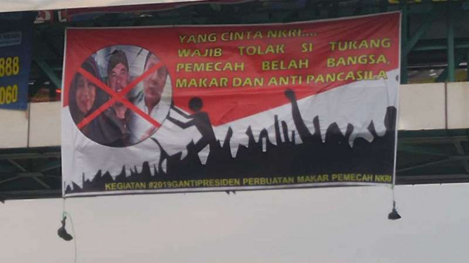 Spanduk berisi pesan-pesan penolakan kegiatan Ahmad Dhani dan Neno Warisman di Semarang, Jawa Tengah, pada Kamis, 6 September 2018.