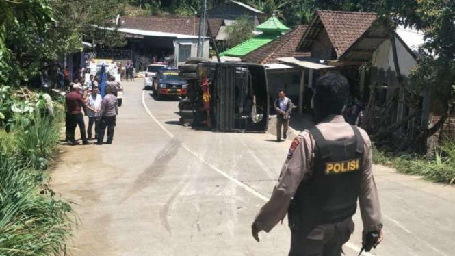 Truk Brimob yang terguling di Pacet, Mojokerto, Jawa Timur