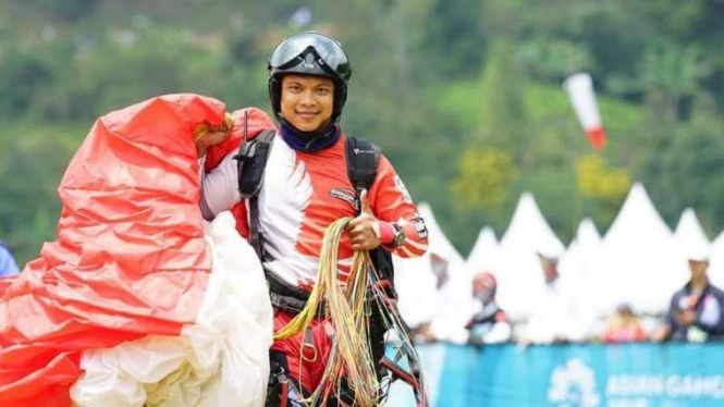 Atlet paralayang Indonesia, Hening Paradigma