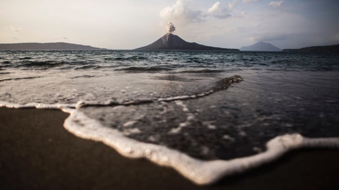 Erupsi Gunung Anak Krakatau.