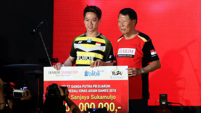 Kevin Sanjaya Sukamuljo saat menerima bonus tambahan dari PB Djarum