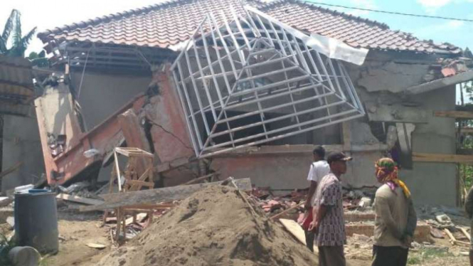 Satu unit rumah warga di Jalan Santosa, Kelurahan Sukodadi, Kecamatan Sukarami, Palembang, Sumatera Selatan, dirobohkan oleh aparat personel TNI Angkatan Udara.