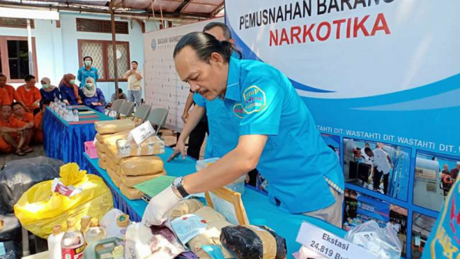 Deputi Pemberantasan pada BNN Armand Depari memperlihatkan sejumlah barang bukti narkotika hasil penindakan aparatnya di kantornya di Jakarta, pada Jumat, 07 September 2018.