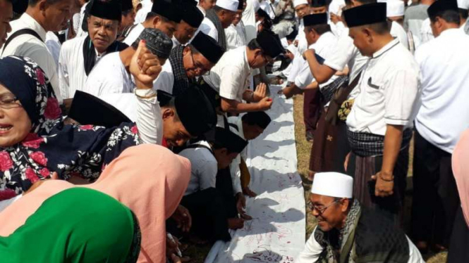 Sejumlah warga Lombok Tengah, Nusa Tenggara Barat, menggelar aksi cap jempol darah untuk memprotes keputusan pemerintah mengubah nama bandara Lombok pada Jumat pagi, 7 September 2018.