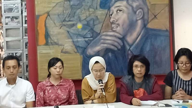 Wakil Koordinator Bidang Advokasi Kontras, Yeti Adriani dan Suciwati, istri aktivis HAM, Munir.