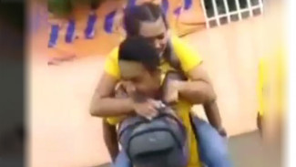 Niat Romantis saat Jalanan Becek, Pasangan Ini Malah Dapat Malu