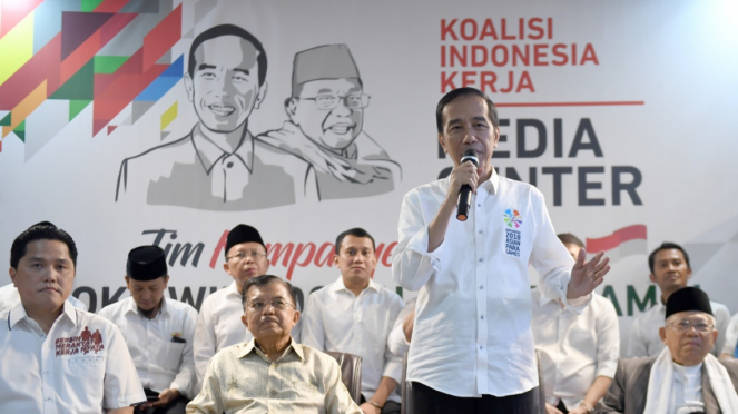 Jokowi dan KH Maruf Amin bersama tim kampanye pemenangan. 