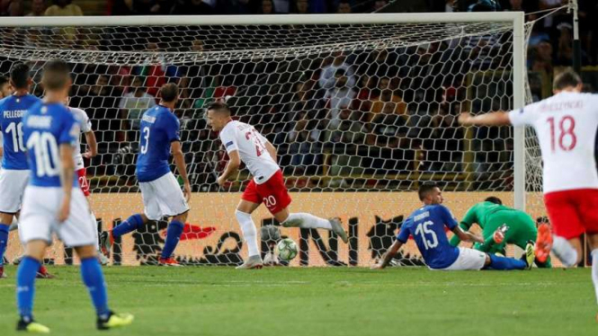 Selebrasi gol para pemain Polandia usai bobol gawang Italia