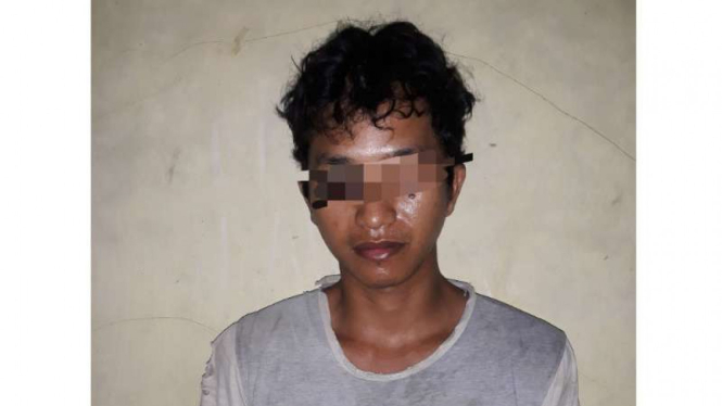 Tersangka perampok saat ditangkap polisi setelah gagal merampok sebuah minimarket di kawasan Mauk Timur, Tangerang, Banten.