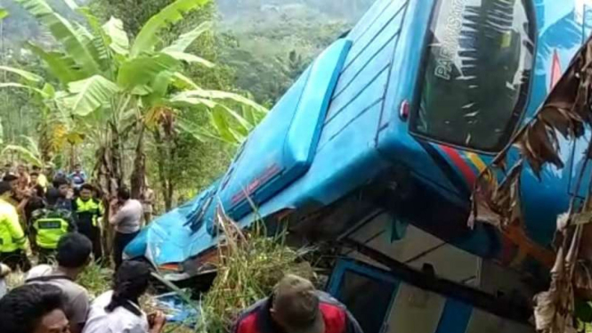 Bus masuk jurang di Sukabumi, 21 orang tewas.
