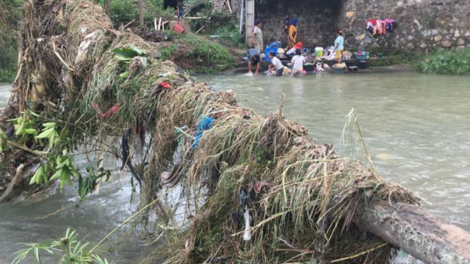 Dok. Warga terdampak bencana banjir bandang Desa Koto Kaciak, Kecamatan Bukit Sundi, Kabupaten Solok, Sumatera Barat, pada Sabtu, 8 September 2018.