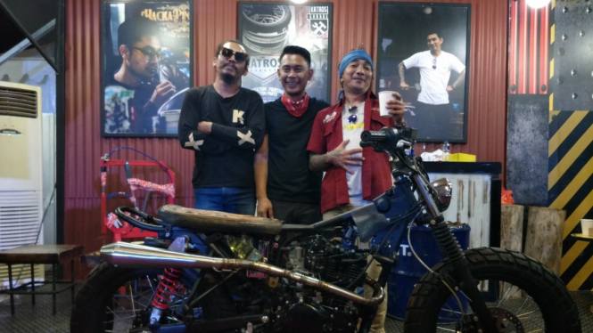 Atenx (tengah), builder motor Kawasaki W175 Jokowi dan motor Gibran