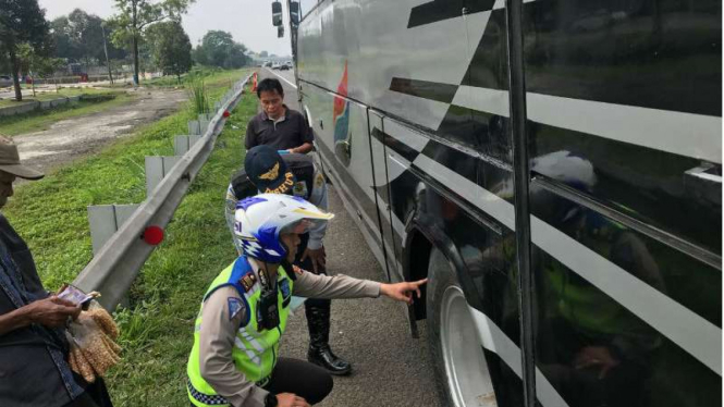 Pemeriksaan bus arah Sukabumi oleh Polantas dan Dishub