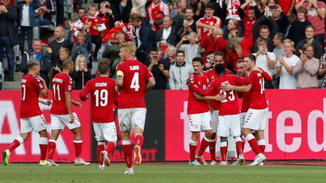 Selebrasi gol para pemain Denmark saat melawan Wales.