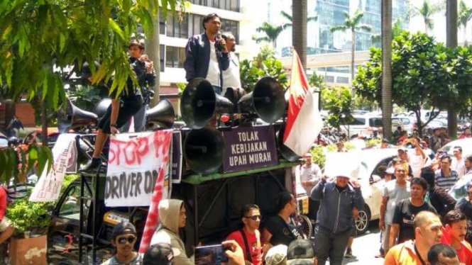 Demo di depan kantor Grab Indonesia, Kuningan Jakarta Selatan.