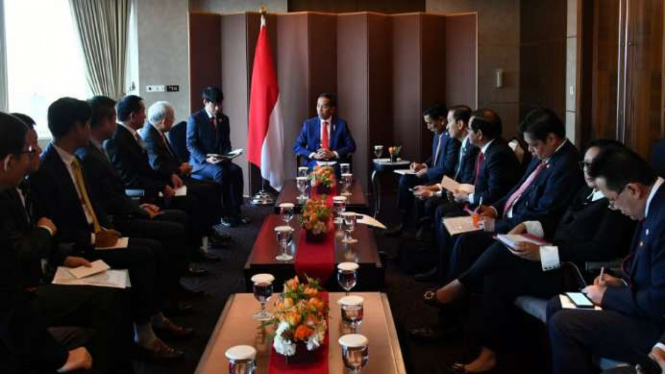 Jokowi bertemu para pengusaha Korea Selatan.