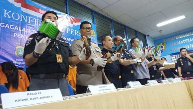 Bea Cukai, Polda Metro Jaya dan PT Pos ungkap penyelundupan narkotika.