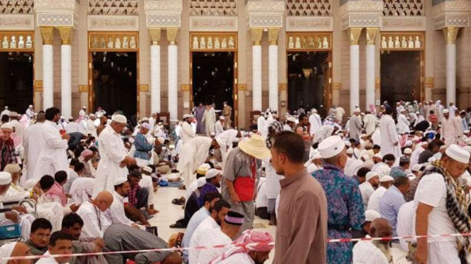 Peregrinos indonesios en la mezquita de Nabawi