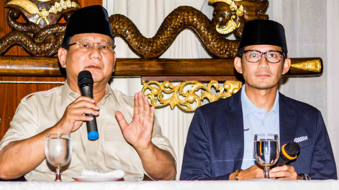 Bakal calon Presiden dan Wakil Presiden Prabowo Subianto (kiri) dan Sandiaga Uno (kanan) memberikan keterangan pers di kediaman Prabowo, Jalan Kertanegara, Jakarta