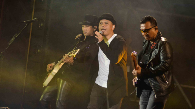 Vokalis Padi Reborn Fadly (tengah), gitaris Piyu (kiri) dan gitaris Ari menghibur penggemarnya saat tampil dalam Soundrenaline 2018
