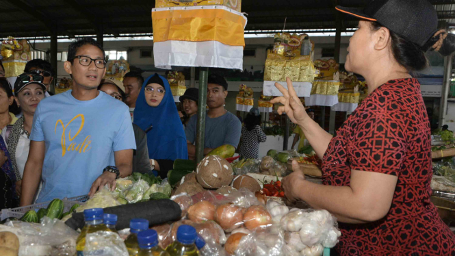 Bakal Calon Wakil Presiden Sandiaga Uno (kiri) berbincang dengan pedagang saat mengunjungi Pasar Sindhu di Sanur, Denpasar, Bali