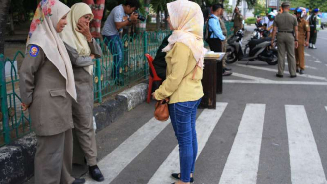 Pengendara motor berpakaian ketat terjaring razia di Aceh.