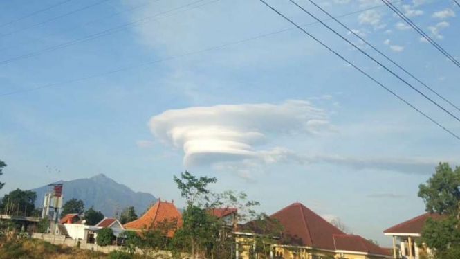 Awan lenticuralis di kawasan Karangayu Semarang
