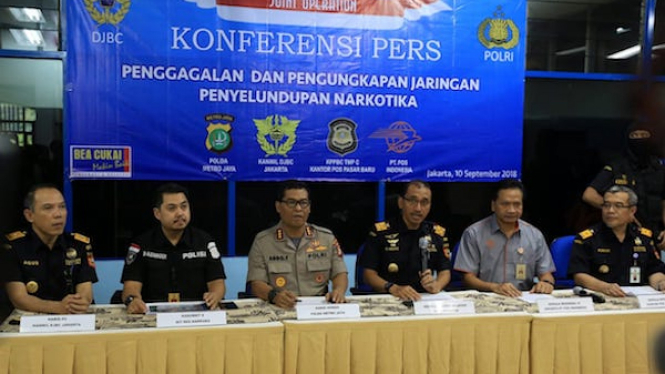 Konferensi pers oleh Bea Cukai, Polda Metro Jaya dan PT. Pos Indonesia. 