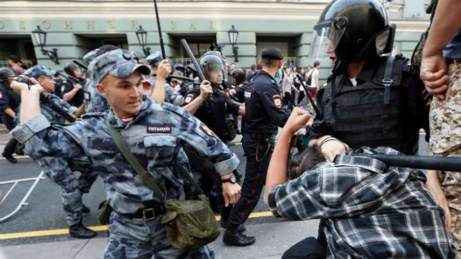 Satuan pengamanan saat pukuli demonstran di Moskow, Rusia pada Minggu kemarin