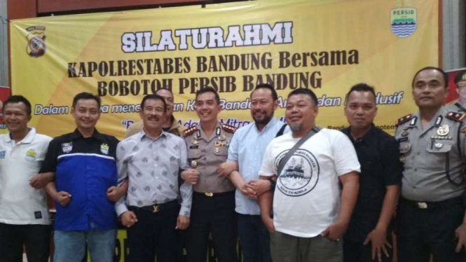 Silaturahmi Kapolrestabes Bandung bersama Bobotoh Persib Bandung.