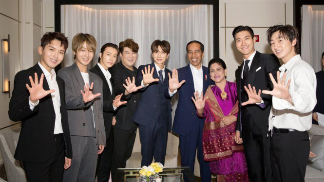 Presiden Jokowi dan Ibu Iriana di antara Super Junior