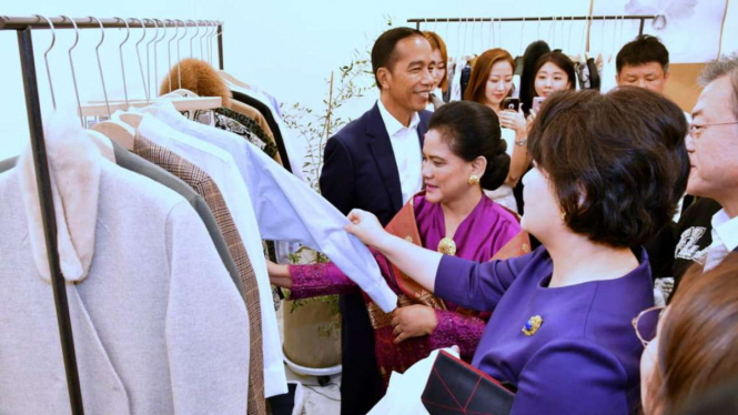 Presiden Joko Widodo dan Ibu Negara Iriana di pusat perbelanjaan Dongdaemun.