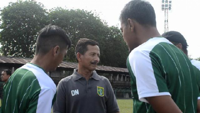 Pelatih Persebaya Surabaya, Djadjang Nurdjaman (tengah)