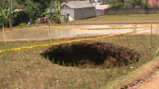 Lubang misterius di Kampung Legok Nyenang, Sukabumi, Jawa Barat.