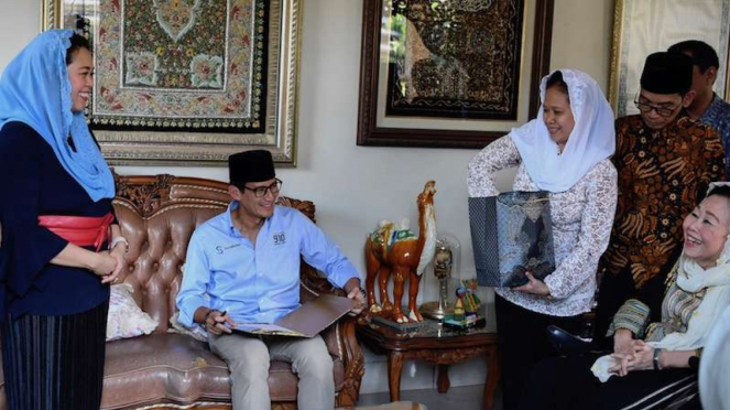 Yenny Wahid (kiri) saat menyambut kunjungan Sandiaga Uno 10 September 2018