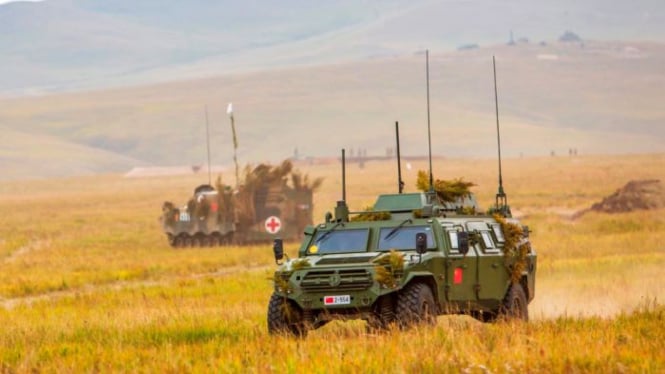 Kendaraan militer China yang terlibat dalam latihan militer di Rusia di kawasan Siberia Timur.