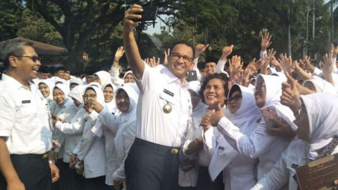 Gubernur DKI Jakarta bersama para kepala sekolah.