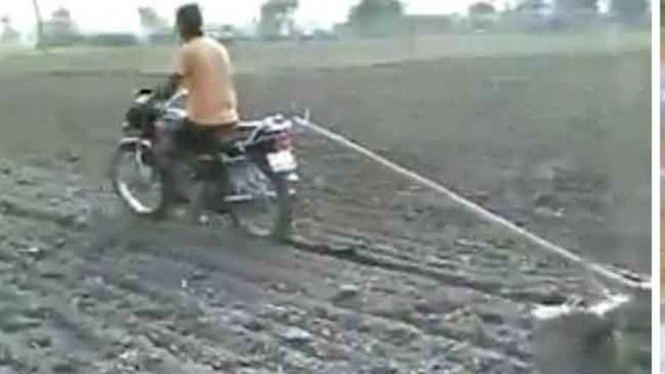 Sepeda motor buat bajak sawah