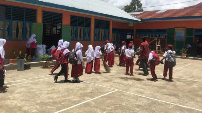 Aktivitas siswa SDN 04 Kinari, Kabupaten Solok usai musibah air bah.