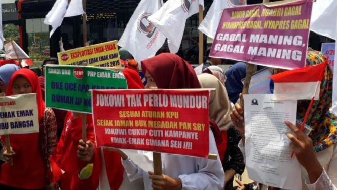 Sekitar seratus emak-emak tergabung Perempuan Milineal Indonesia demo di Bawaslu