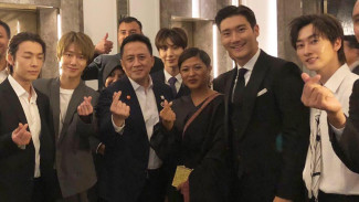 Pamer Foto Bareng Personel Super Junior, Dira Sugandi Dihujat ELF